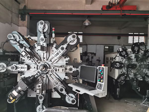 全自動成型機車間